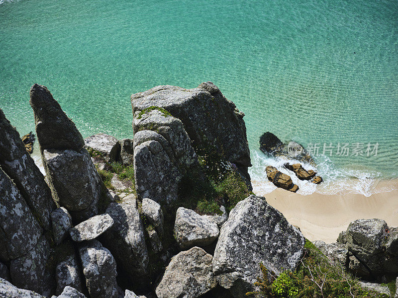 6月阳光明媚的南康沃尔，在Pedn Vounder和Porthcurno之间的空旷的田园诗般的海滩。